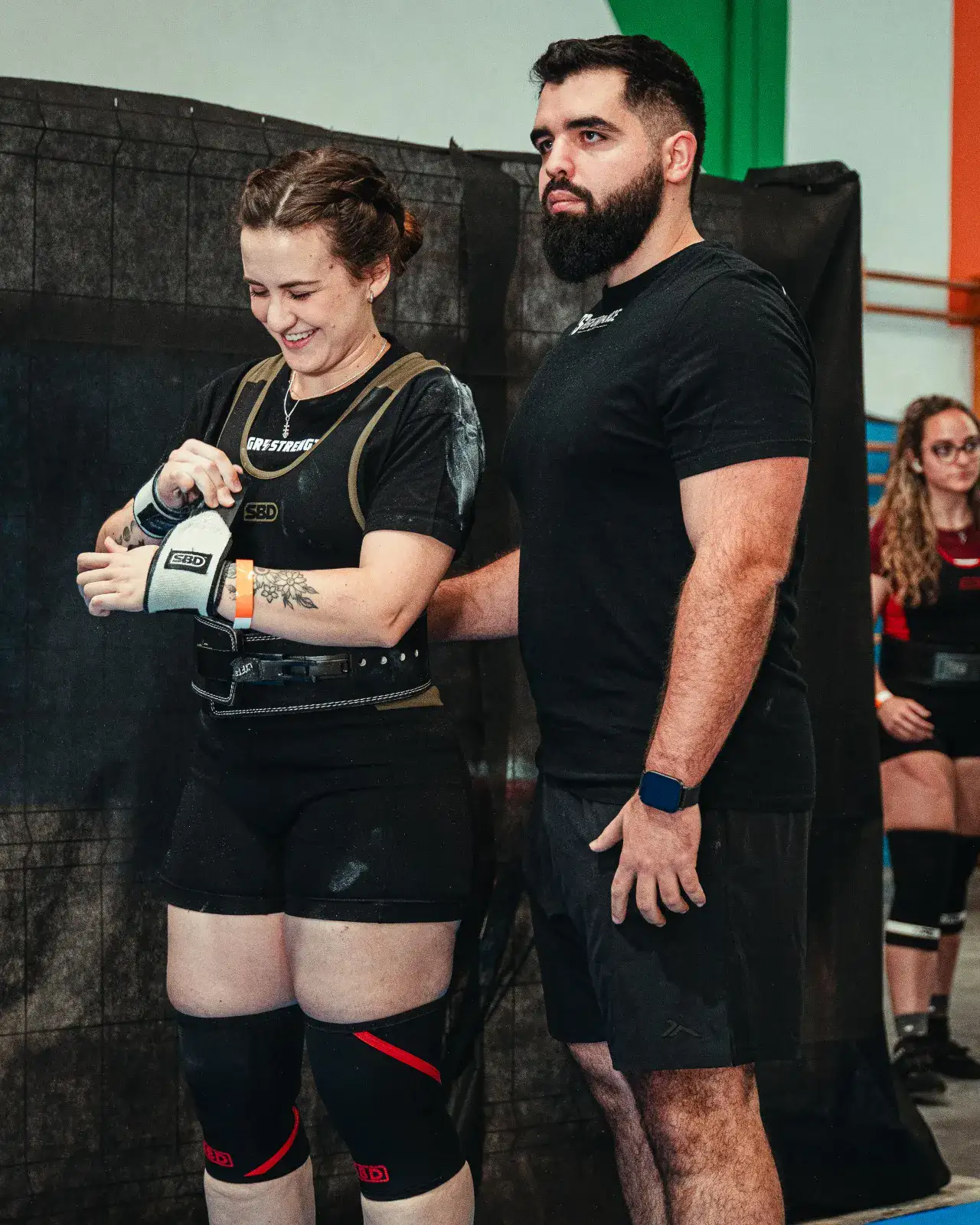 Coach de TS Performance preparando a un atleta antes de competir